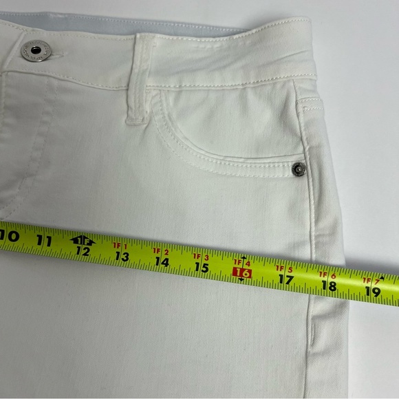 Liz Claiborne Women’s Sara Shorts Sz 6 White Pockets 2” Elastic Waistband - Picture 8 of 11